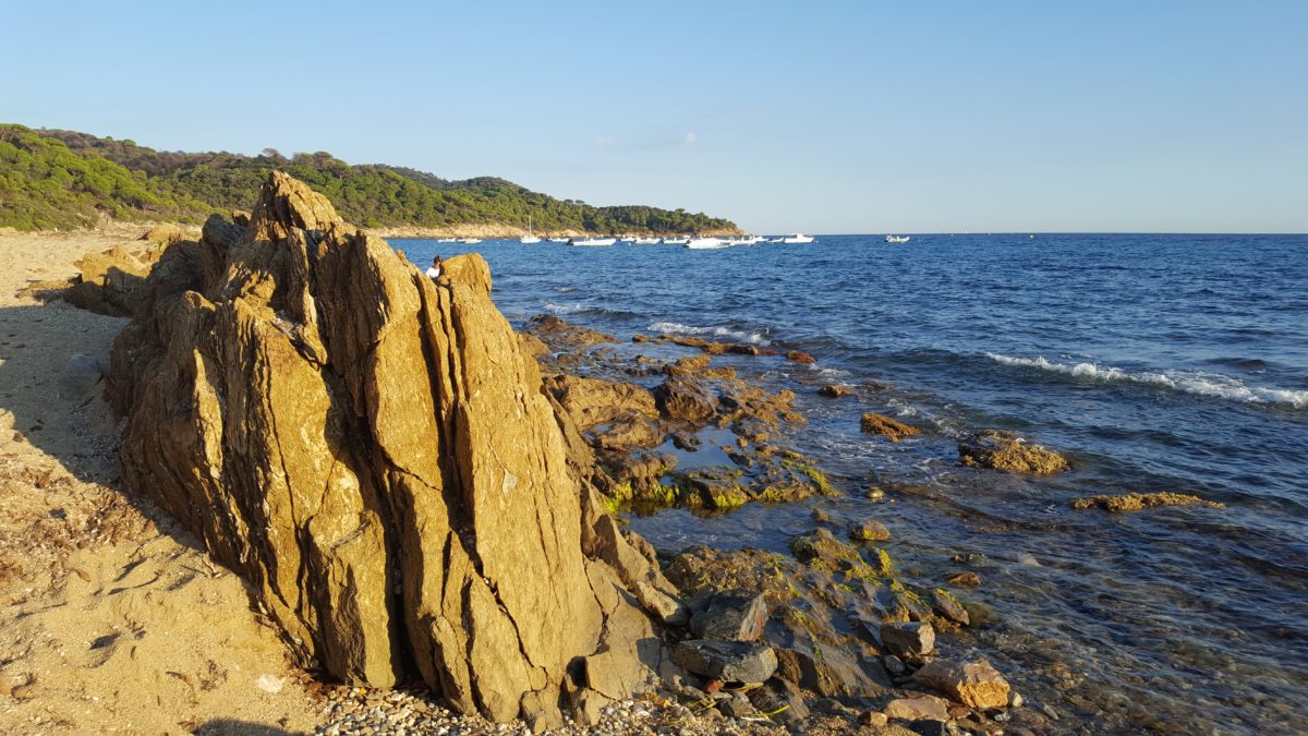 apercu de la plage de gigaro a la croix valmer en fin de journee dans une lumiere doree