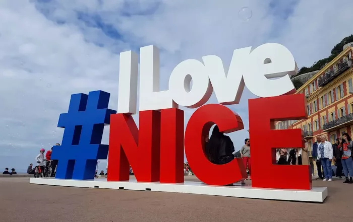 l'énorme logo #I love Nice, plante sur l'esplanade rauba capeu, est devenu l'attraction de chaque jour, le symbole de nice et un hashtag tres utilise sur les reseaux sociaux