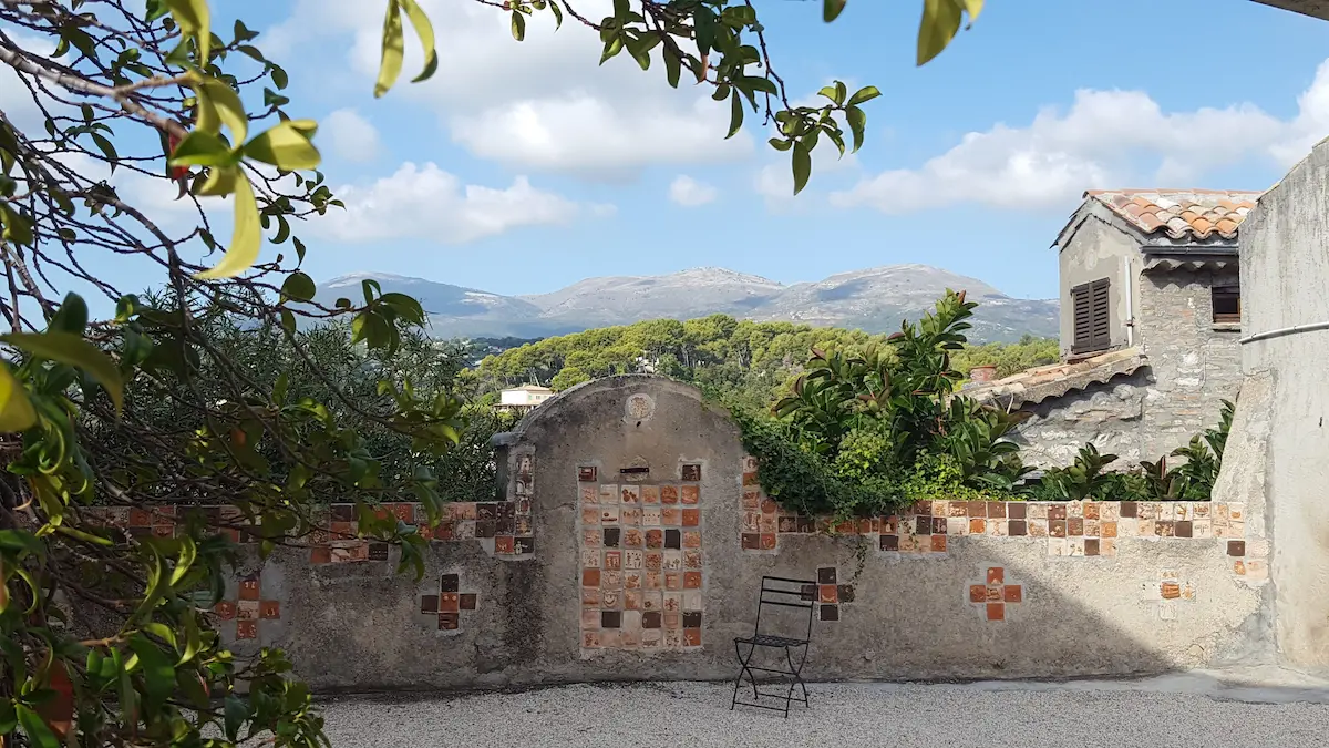 mur ancien couvert de vegetation a st paul de vence sur la cote d'azur, un des villages de france decrit par chantille de lincourt 