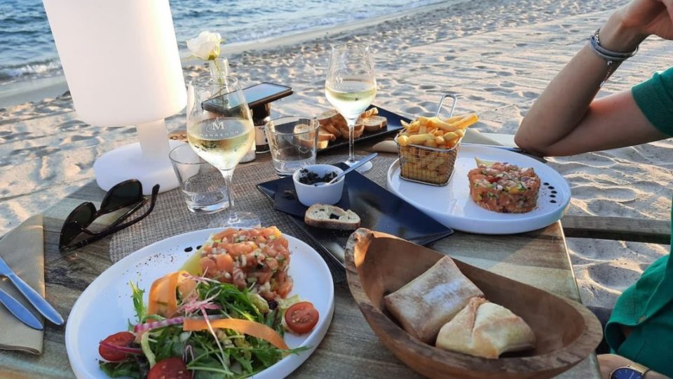 Un dîner à deux au restaurant plage l'Estérel, les pieds dans l'eau dans la station balnéaire de Juan les Pins