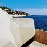 balade au port de nice le long des gros bloc de beton face au monument aux morts avec vue sur le mont boron