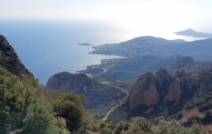 vue plongeante vers agay perchee sur les reliefs menant au cap roux dans l'esterel