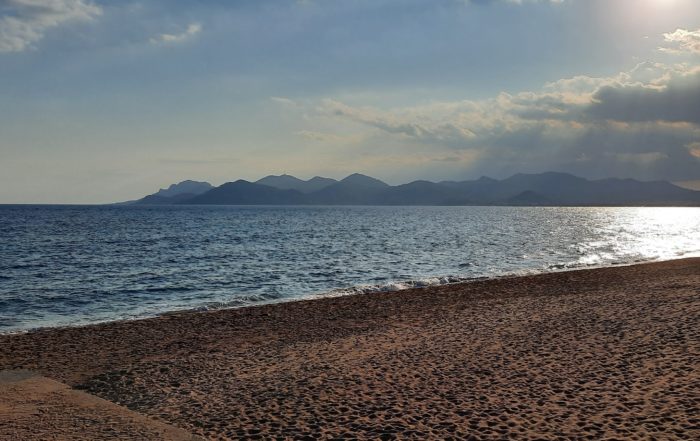 decoupe de l'esterel vue des plages du midi a cannes