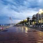 promenade des anglais a hauteur du restaurant les canailles un soir d'ete et de pluie