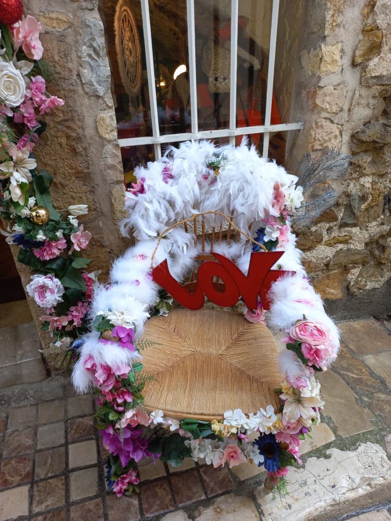 fauteuil decore devant sur le palier de la boutique la boheme a valbonne