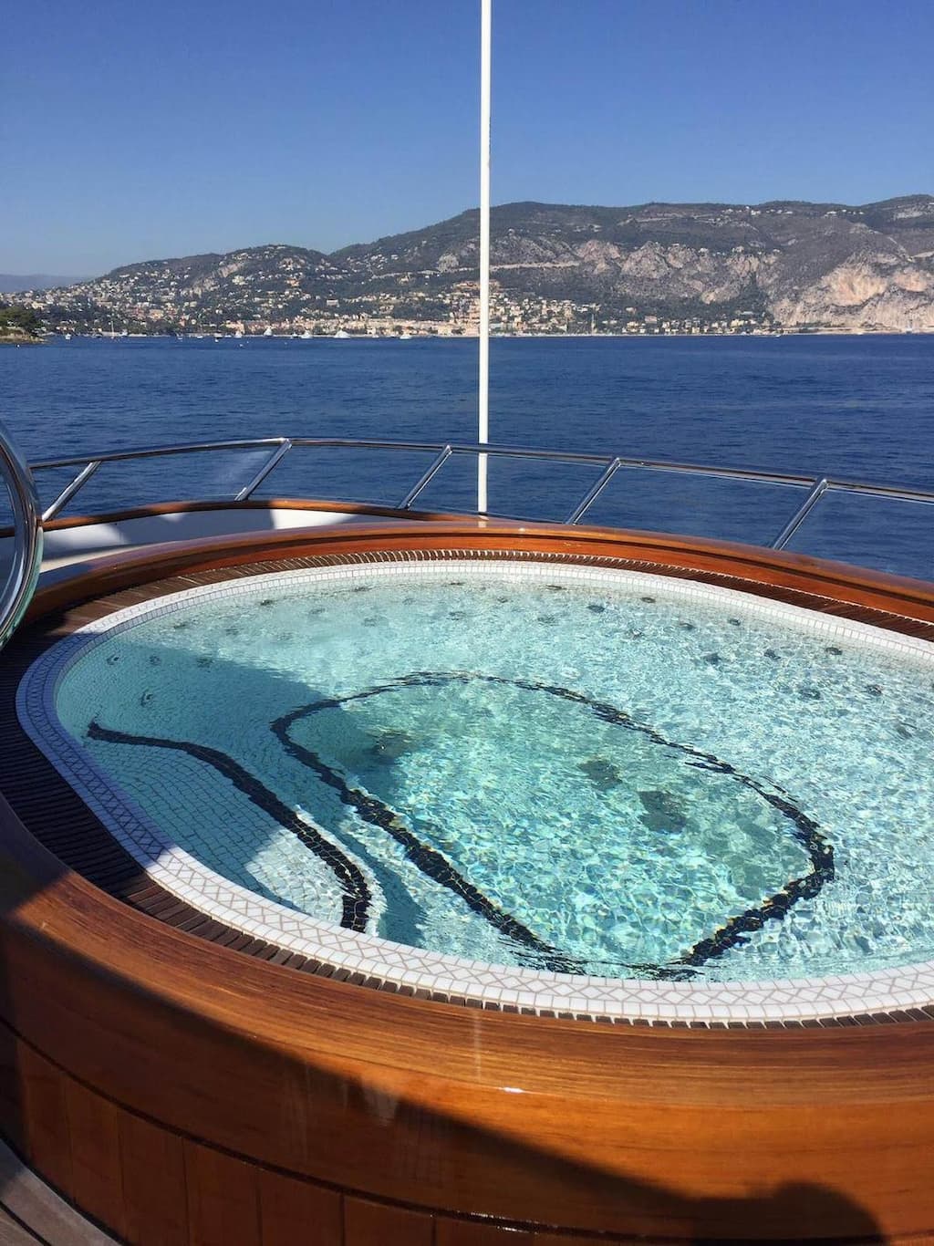 Un jacuzzi bleu turquoise clair sur un yacht au large de St Jean Cap Ferrat