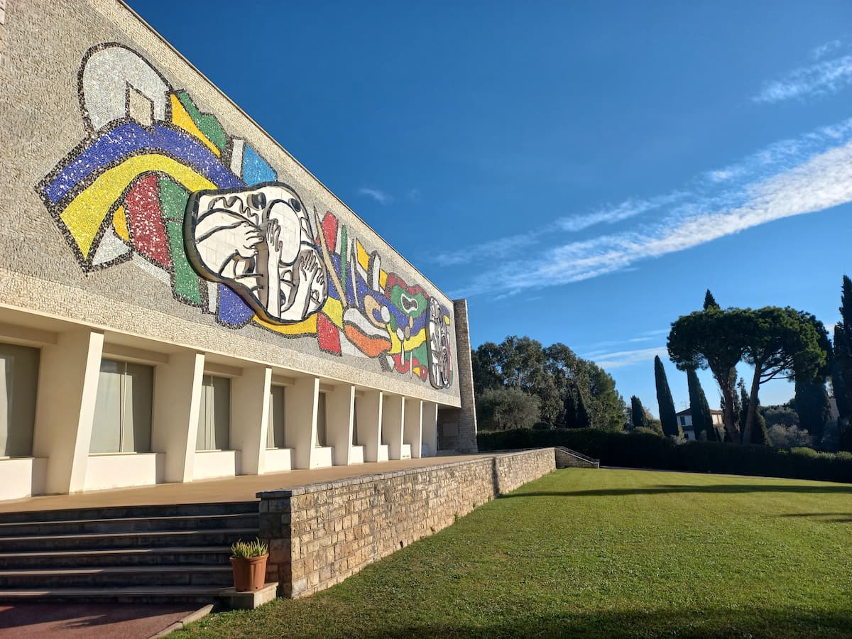 apercu du jardin entourant le musee fernand leger et sa facade tres coloree sous un grand ciel bleu azureen