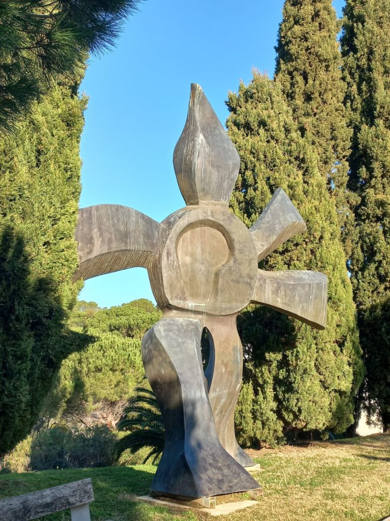 Une statue de l'artiste Fernand Léger dans le parc du musée à Biot