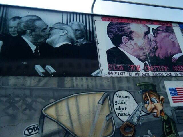 photo de deux hommes politiques s'embrassant sur le mur de berlin pour illustrer l'amour sous toutes ses formes