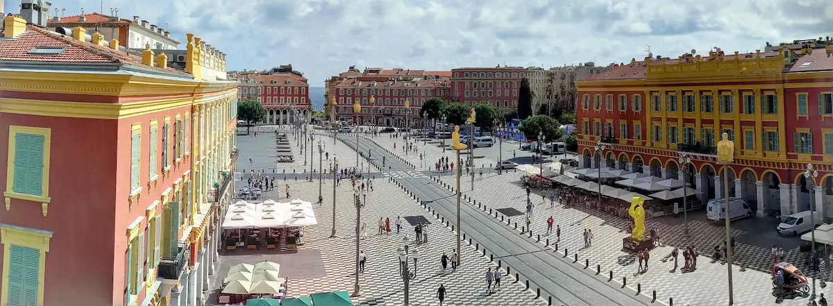 vue de la fenetre du restaurant salon de thé bella bay aux galeries lafayette de nice permettant de voir la place massena