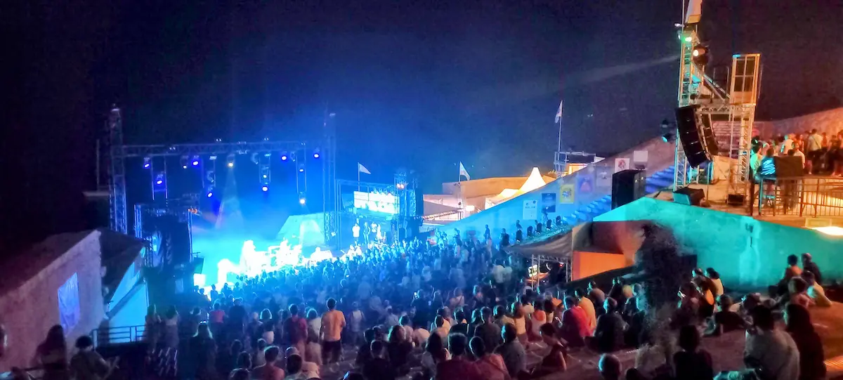 vue du theatre de la mer pendant un des concerts du festival yeah a sete en aout 2024