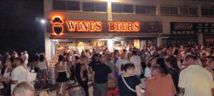 la terrasse bondée du pub et bar a vins wines beers a mougins