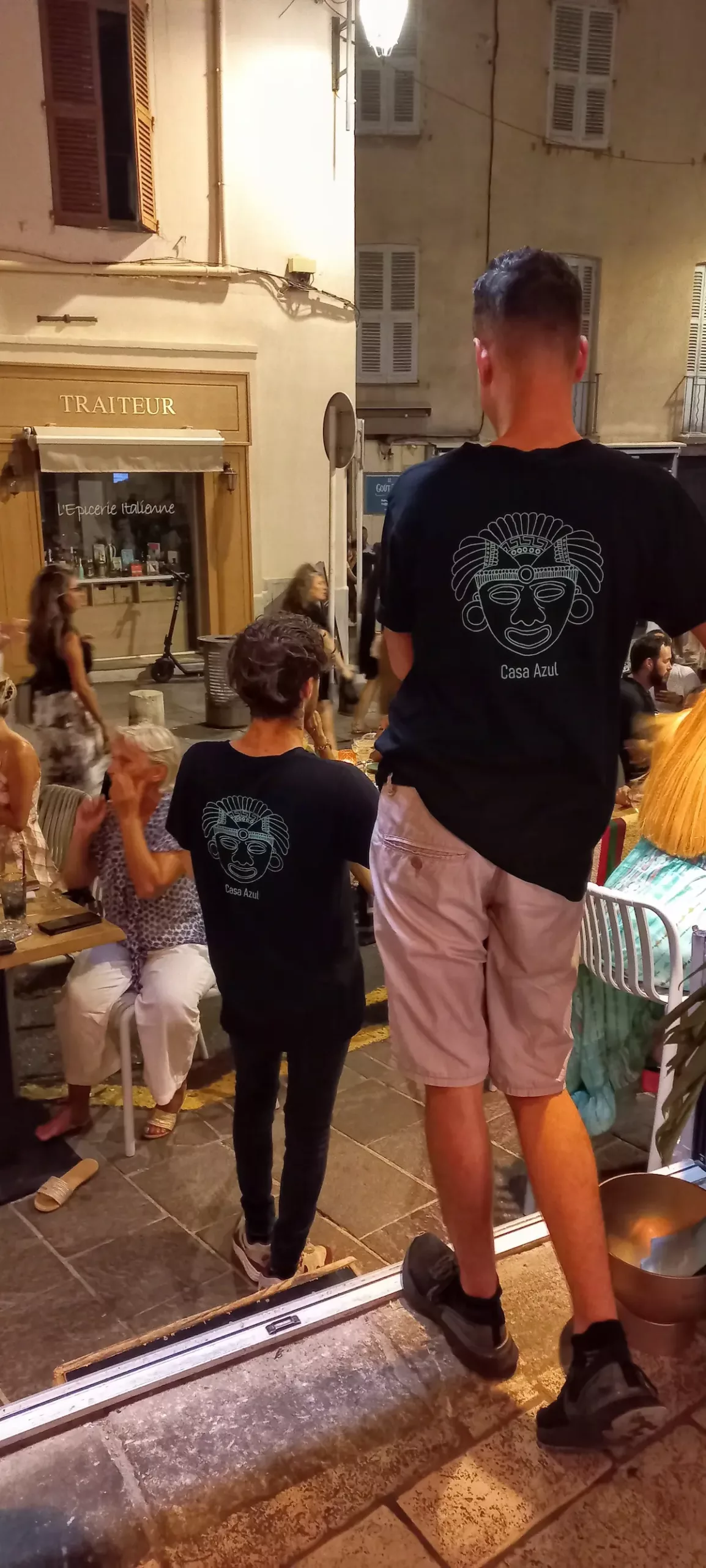 photo de deux serveurs de dos avec des tshirts a l'effigie du restaurant casa azul rue aubernon a antibes 