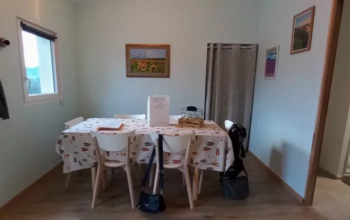 Salle à manger du airbnb avec son panier gourmand pour votre apéro !