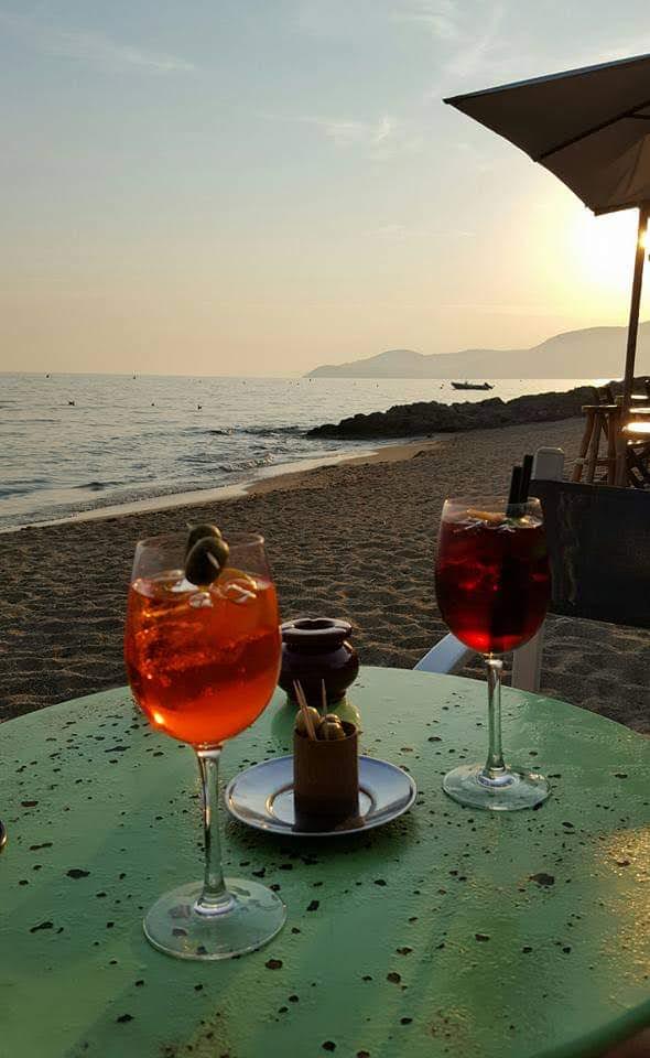 aperitif chez marius sur la plage de gigaro situee a la croix valmer dans le golfe de st tropez dans le var