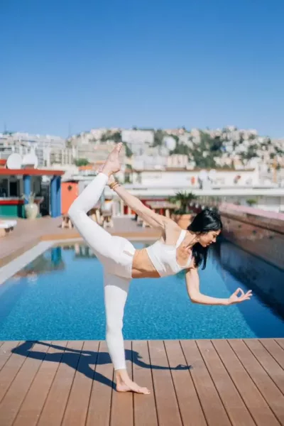 Ne ratez pas le cours de Dorothée Marro, coach de yoga accomplie et créatrice de la discipline Ballet Barre Yoga®. Basée à Nice, elle partage son expertise sur Instagram sous le nom Dorothée Marro Wellness.