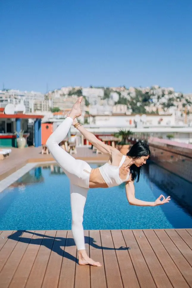 Ne ratez pas le cours de Dorothée Marro, coach de yoga accomplie et créatrice de la discipline Ballet Barre Yoga®. Basée à Nice, elle partage son expertise sur Instagram sous le nom Dorothée Marro Wellness.