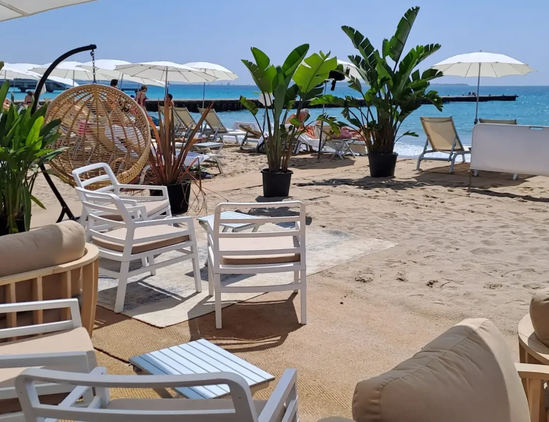 le restaurant plage cabanon les pieds dans le sable a cannes la bocca sur la cote d'azur