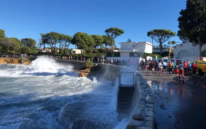 la plage des ondes au cap d'antibes le jour du marathon nice cannes le 5 novembre 2025