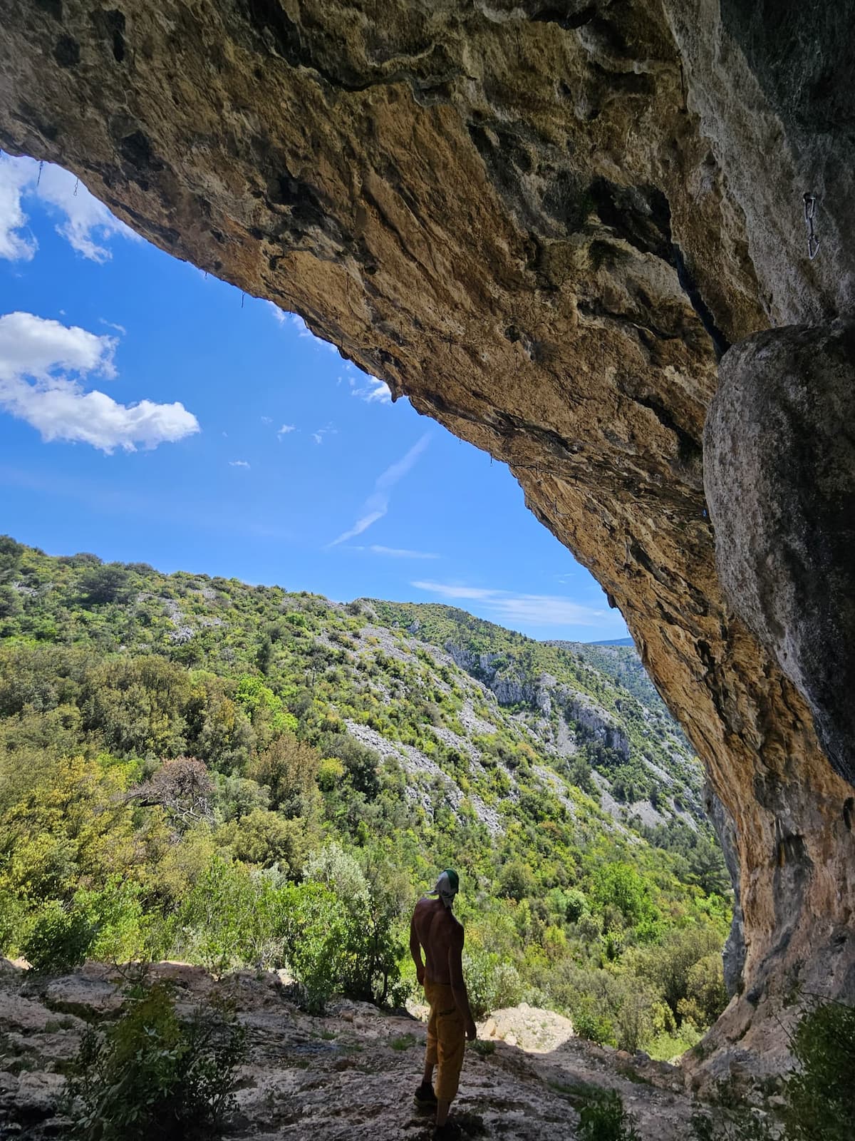 grimpeur contemplant le paysage des gorges du loup