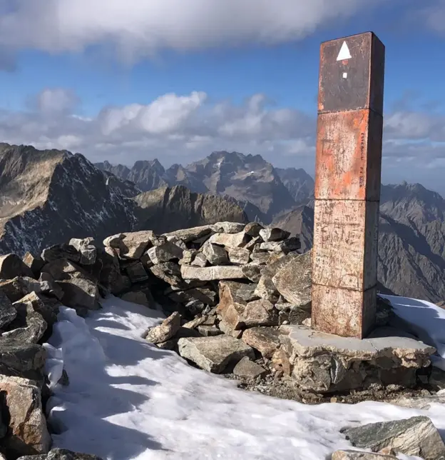 sommet du mont clapier enneigé dans le parc national du mercantour