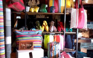 une jolie boutique espagnole multicolore a marseille