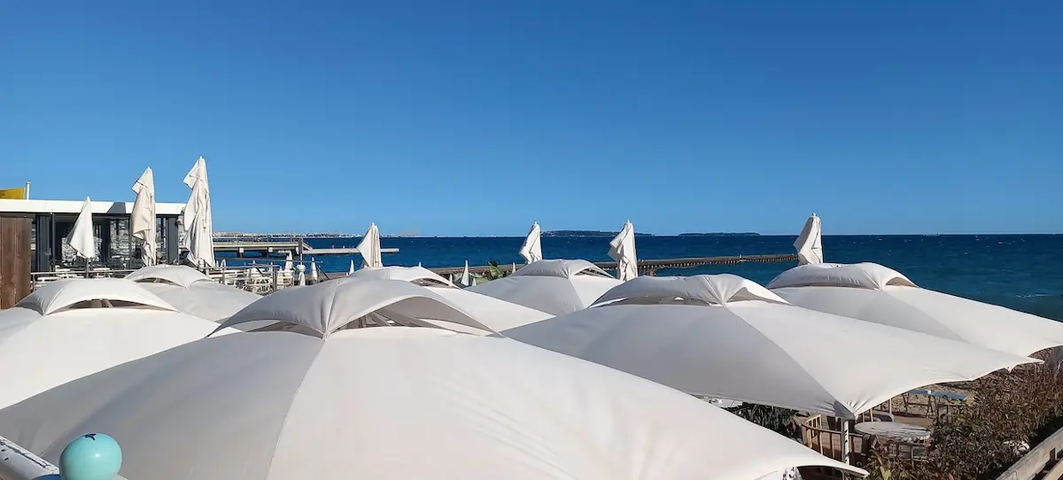 la plage du cabanon vue de la promenage bocca cabana qui s'etire entre les plages du midi a cannes et mandelieu de l'autre cote