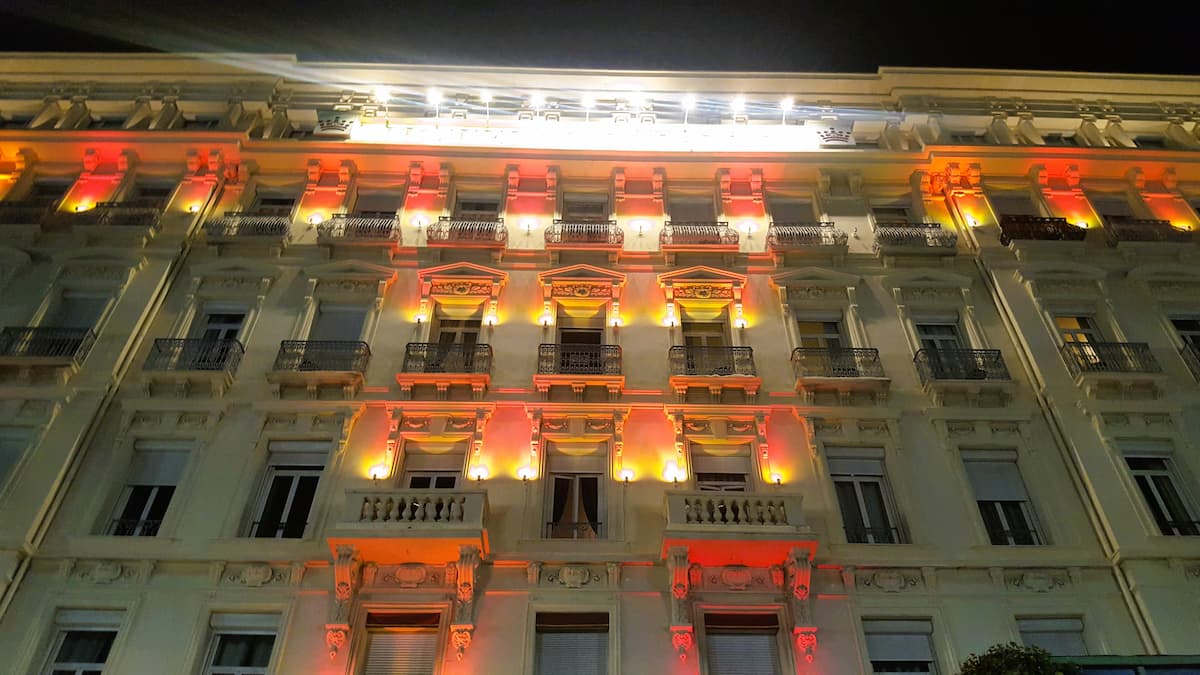 vue d'une facade d'un des palaces de la croisette a cannes