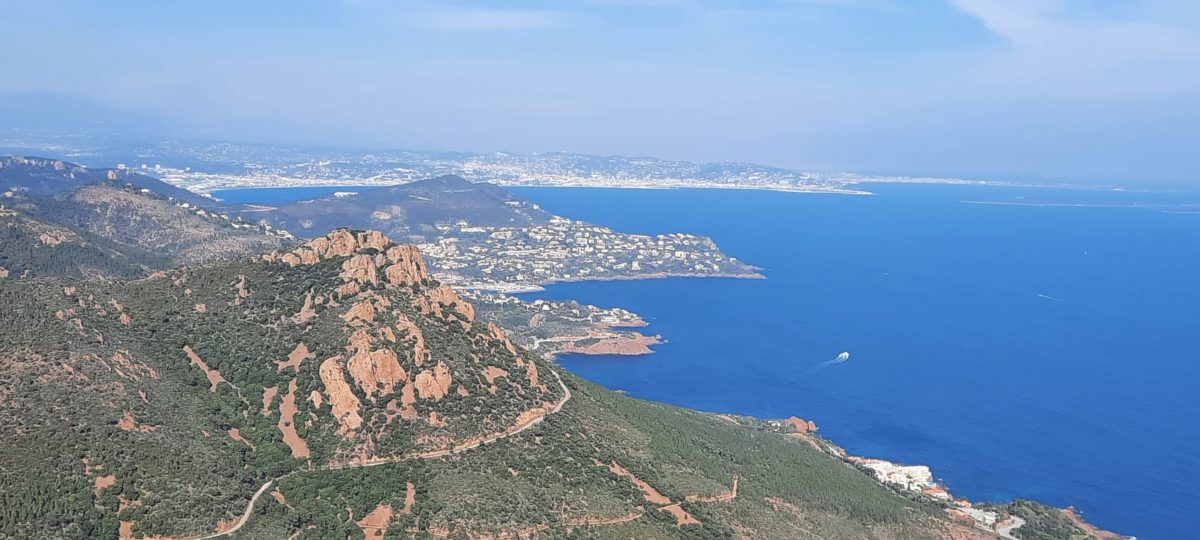 Vue du Cap Roux dans l'Esterel où la roche rouge et végétation se jettent dans la grande bleue