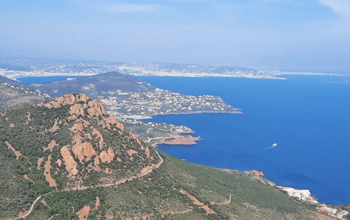 Vue du Cap Roux dans l'Esterel où la roche rouge et végétation se jettent dans la grande bleue