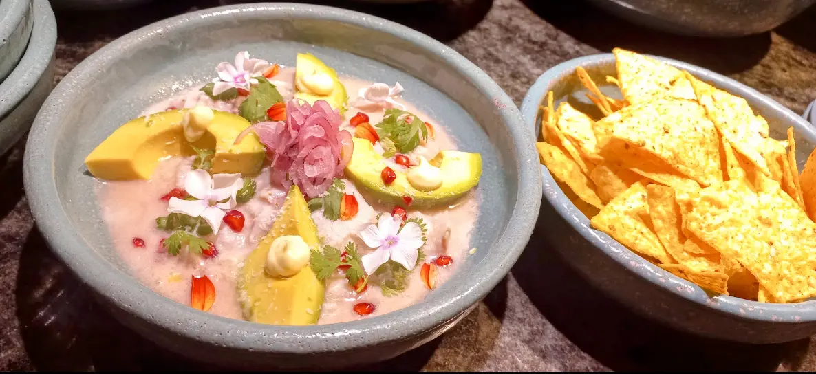 plat de ceviche fait minute avec tortilla chips en accompagnement