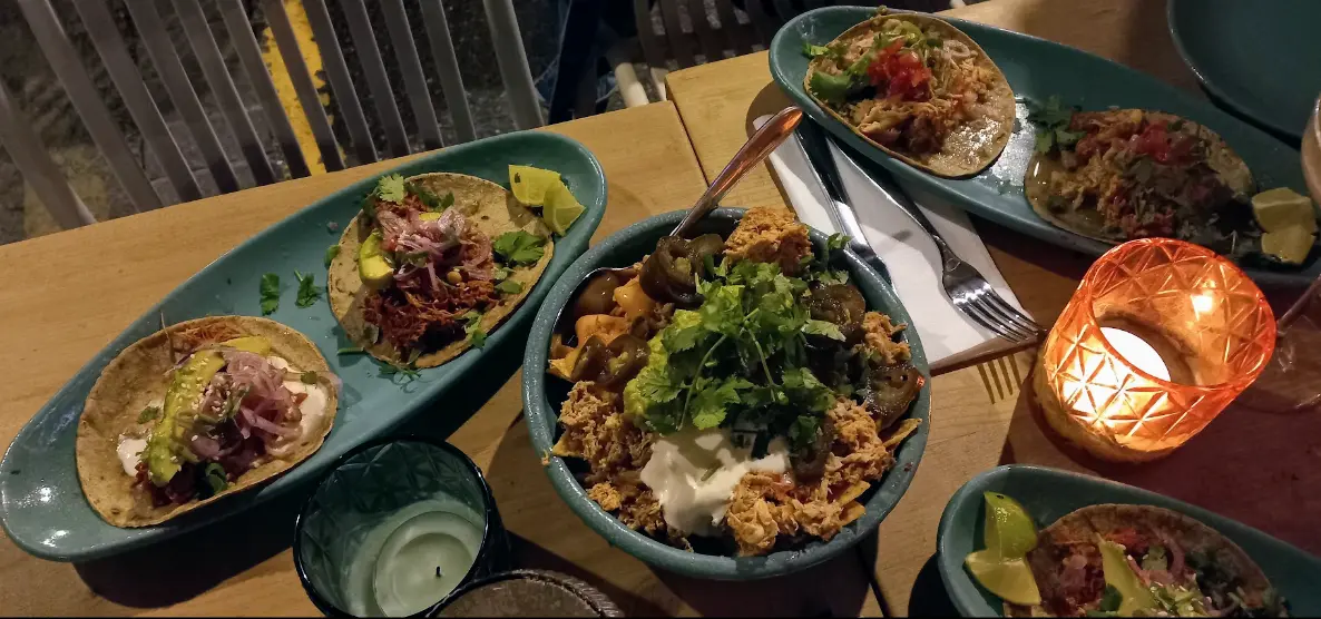 table au complet avec nachos, tacos au porc effiloche et margaritas au casa azul a antibes