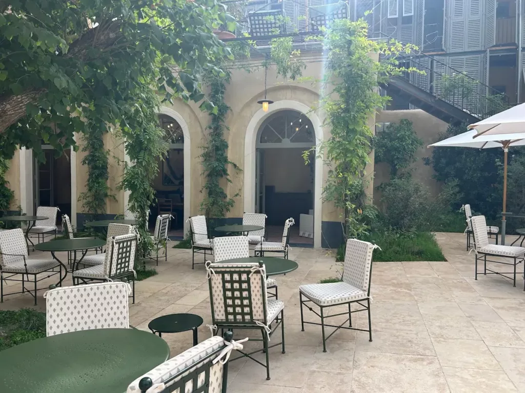 hotel du couvent vue ensemble terrasse dans les jardins verdoyants