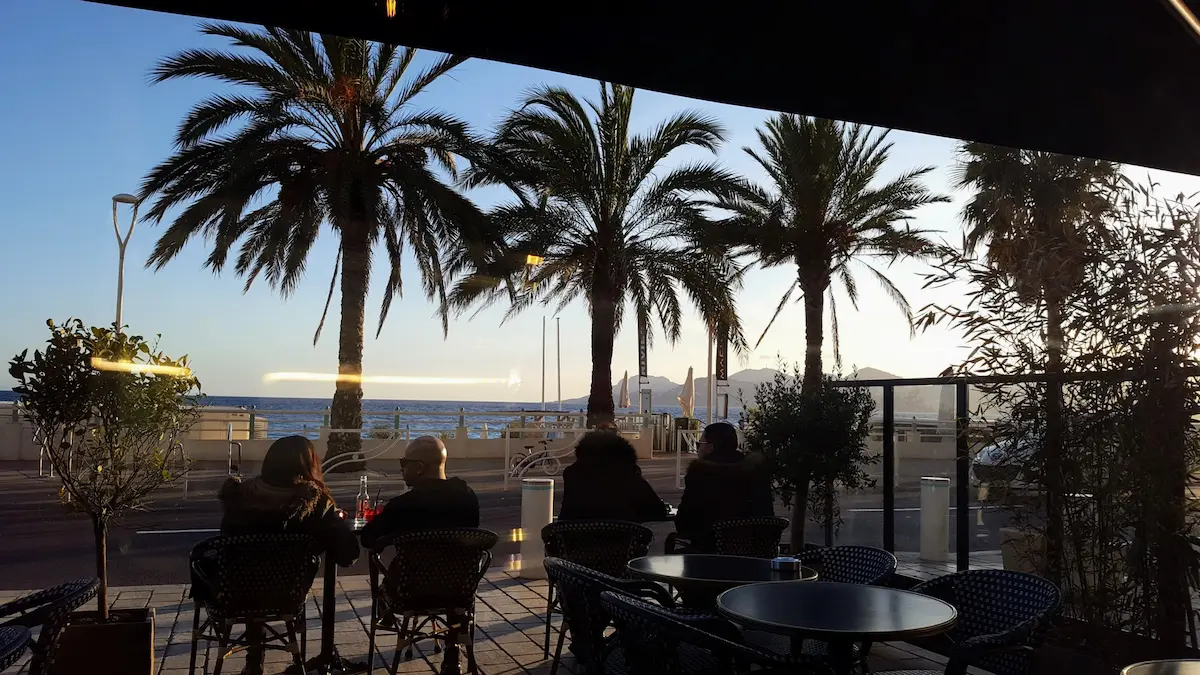 vue depuis le terrasse de l'tialian caffee a cannes a hauteur des plages du midi