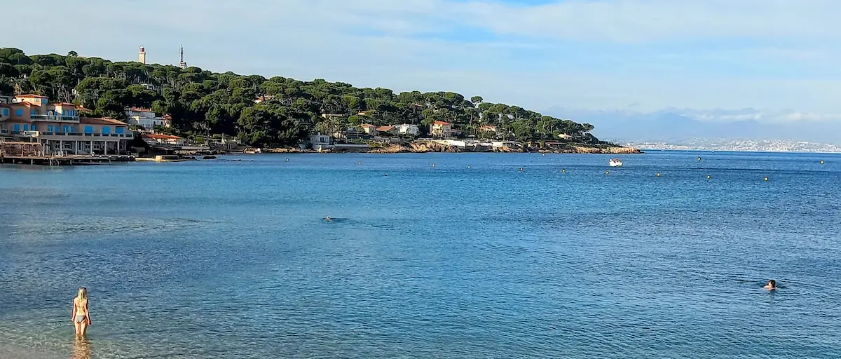 la plage publique de la crique de la garoupe un 14 octobre avec encore quelques baigneurs courageux