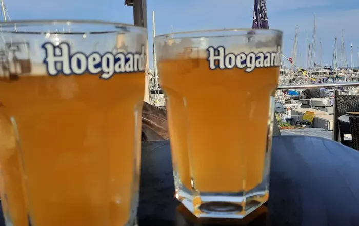 deux pintes de hoogarden (biere blanche) sur la terrasse de pepite sur le port de la napoule