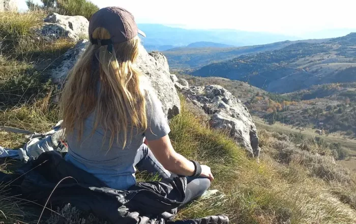 femme regarde l'horizon depuis le plateau de calern a caussols