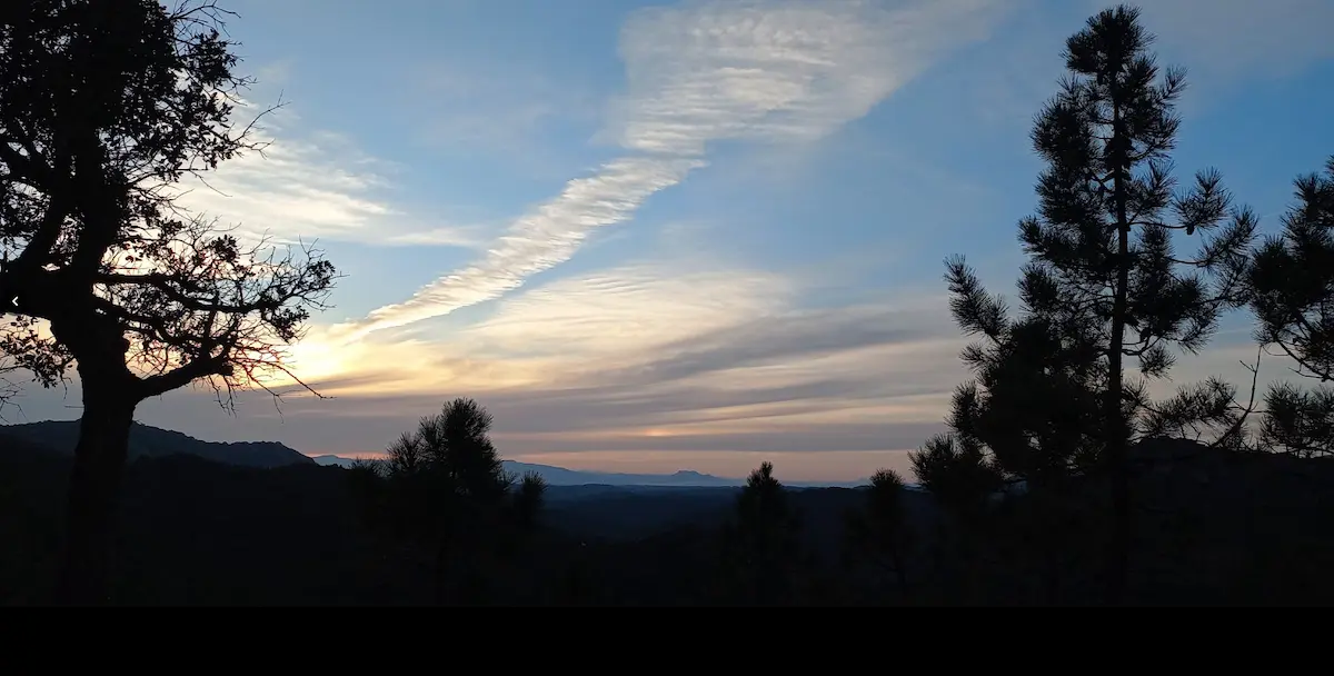 vue au coucher du soleil des collines. la photo est prise tout proche du pic de l'ours au coeur du massif de l'esterel a partir de la station balneaire d'agay dans le var