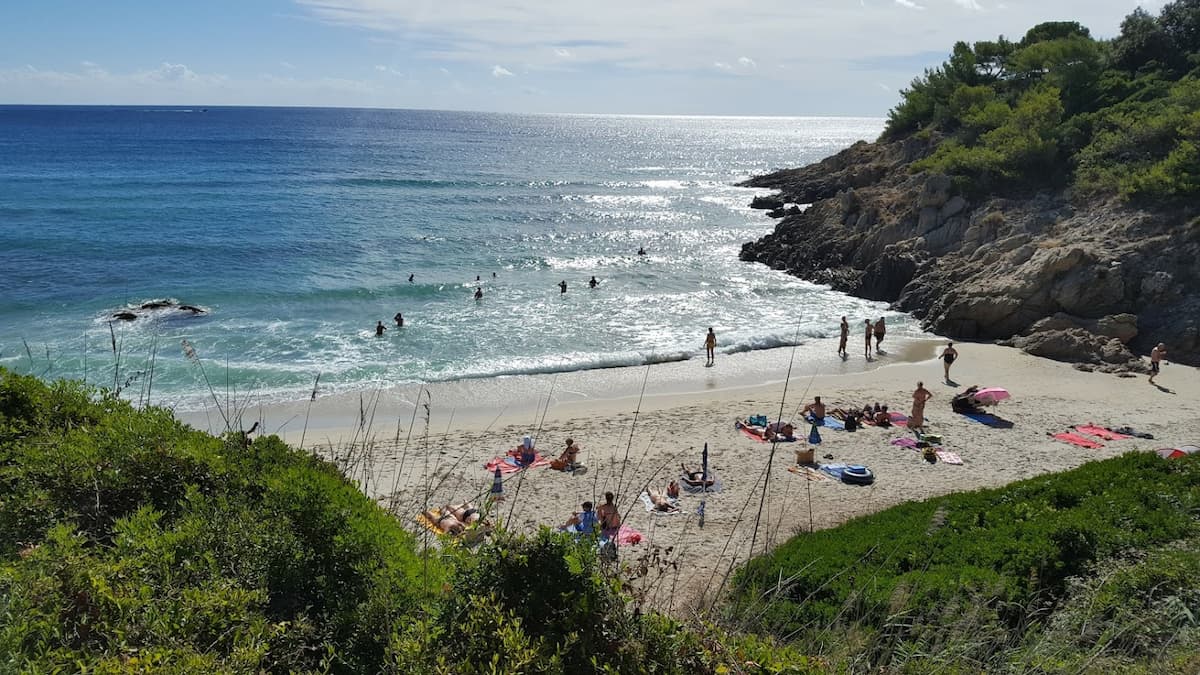 une des criques de la plage de l'escalet a ramatuelle dans le var