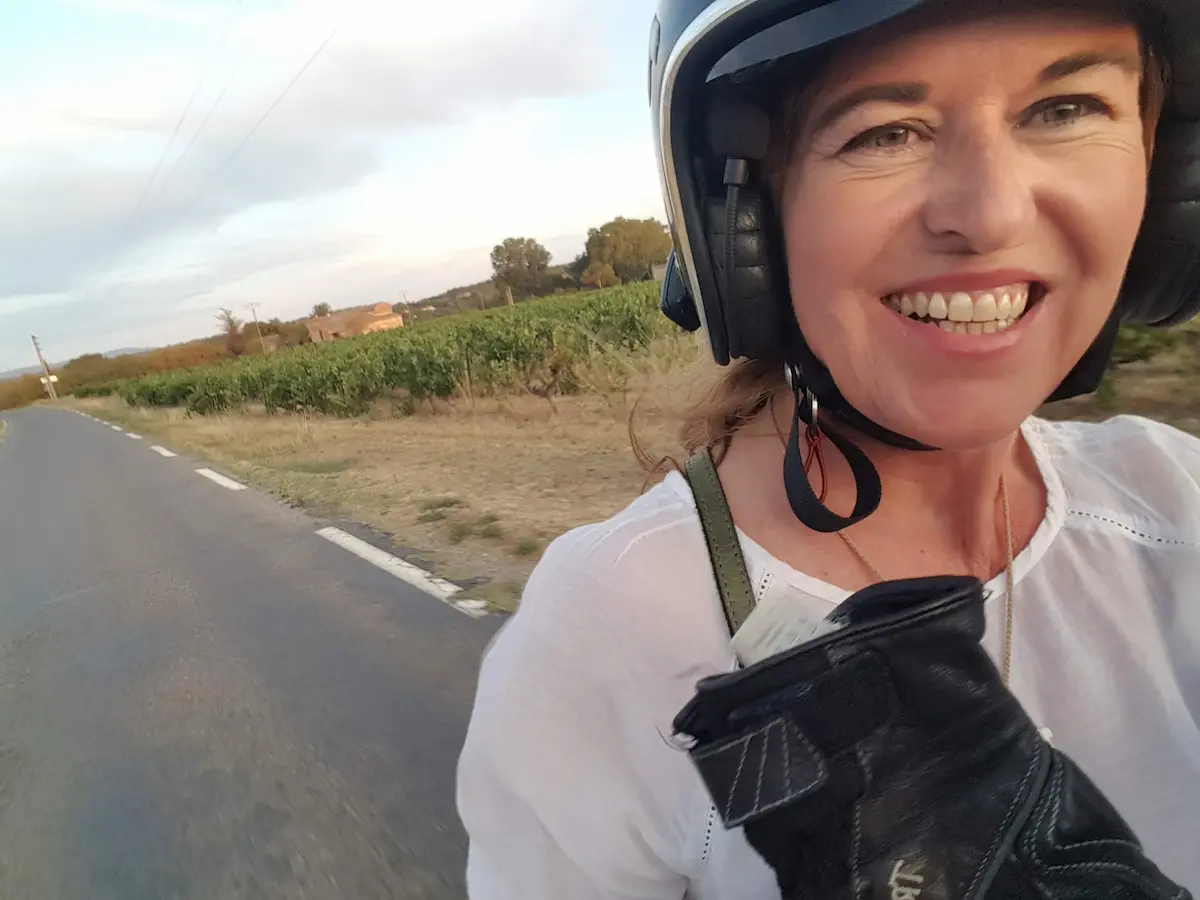 selfie de l'auteur du blog pris en moto lors d'un road trip dans le luberon en ete