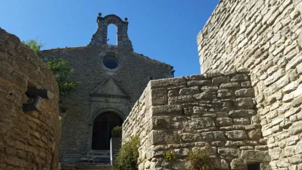 vue du village de saignon dans le luberon, une region plein de charme que vous pourrez decouvrir a l'occasion du festival yeah a lourmarin en juin 2025