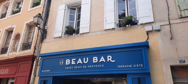 devanture du beau bar a st remy en provence