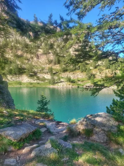 vue du mercantour sur les hauteurs de st martin vesubie, pour faire le plein de nature, lacs, faune sauvage, melezes et sommets