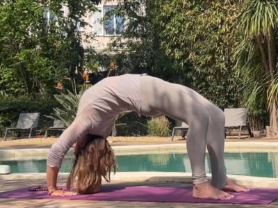 professeur de yoga en train de demontrer la posture du pont dans un lieu de reve a cannes